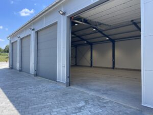 Wielkogabarytowa hala z trzema bramami wjazdowymi, widok zewnątrz i wewnątrz konstrukcji